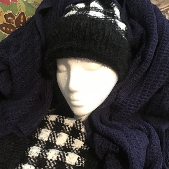 New scarf never worn - Picture 6 of 11